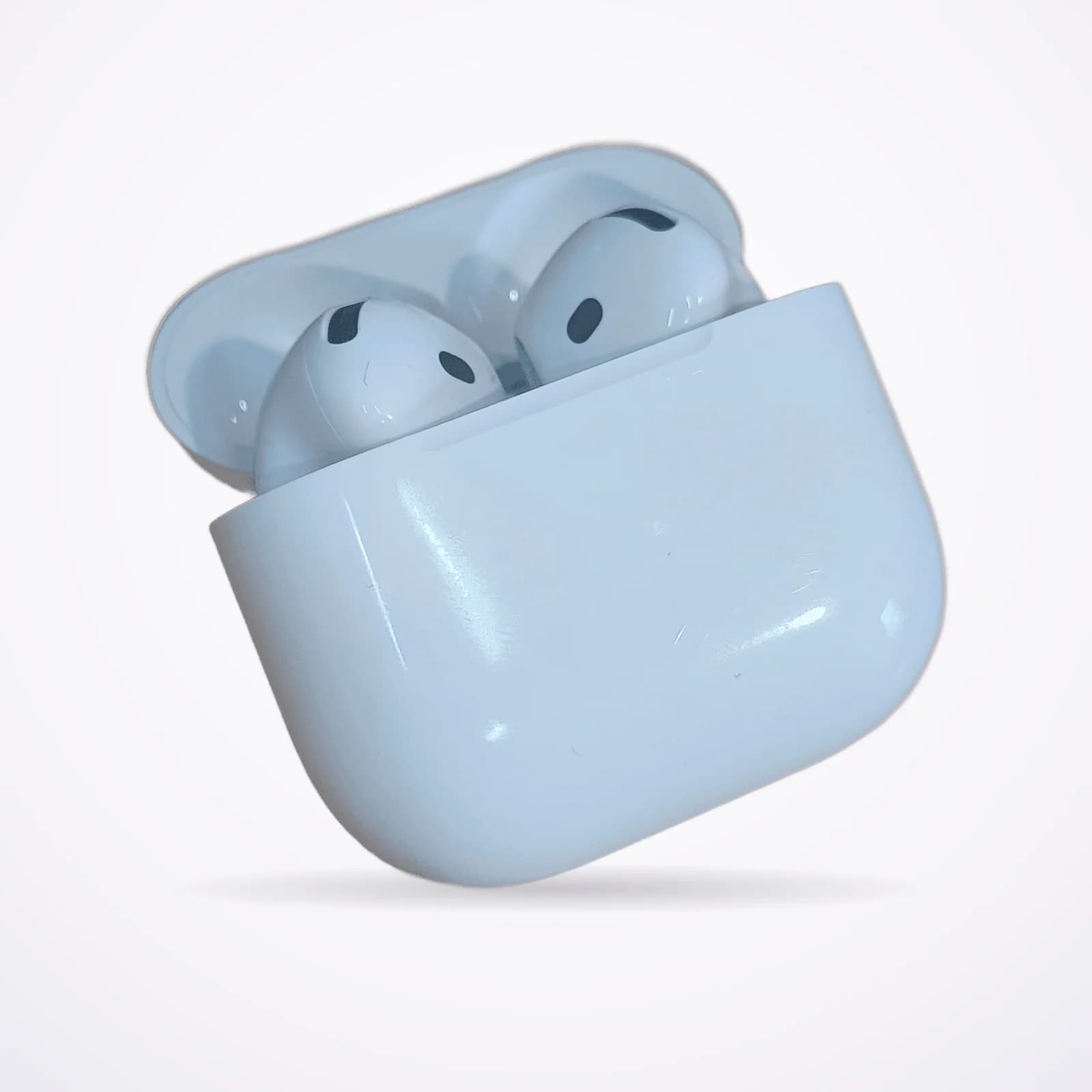 AirPods 5 con su estuche abierto