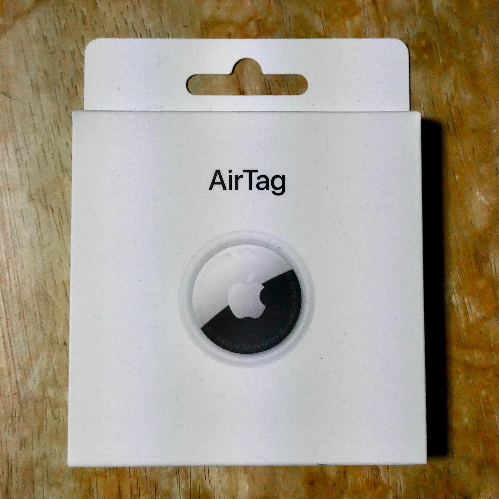 AirTag en su caja