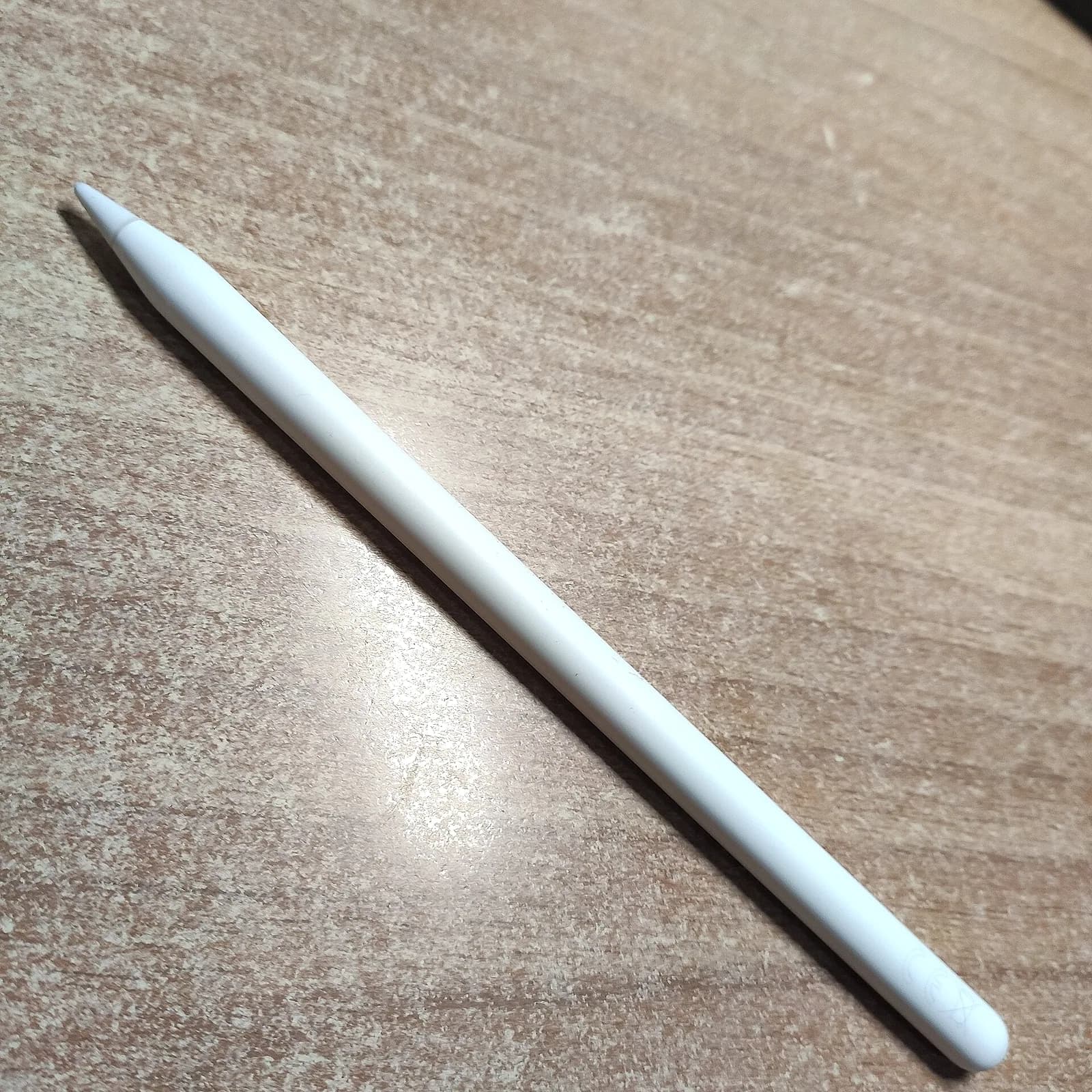 Apple Pencil blanco sobre una mesa