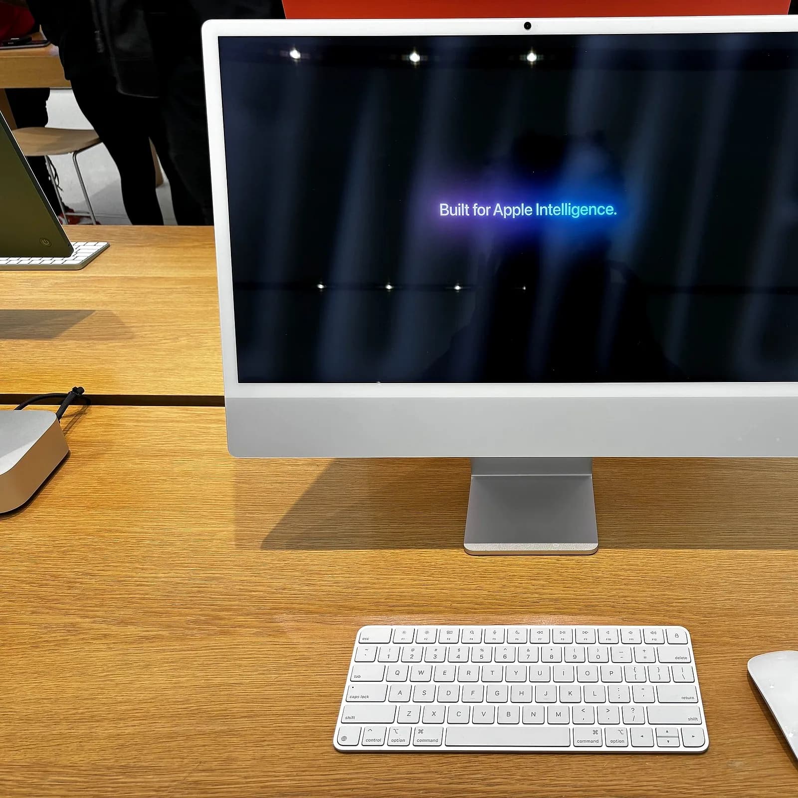 iMac de 24 pulgadas con teclado y mouse
