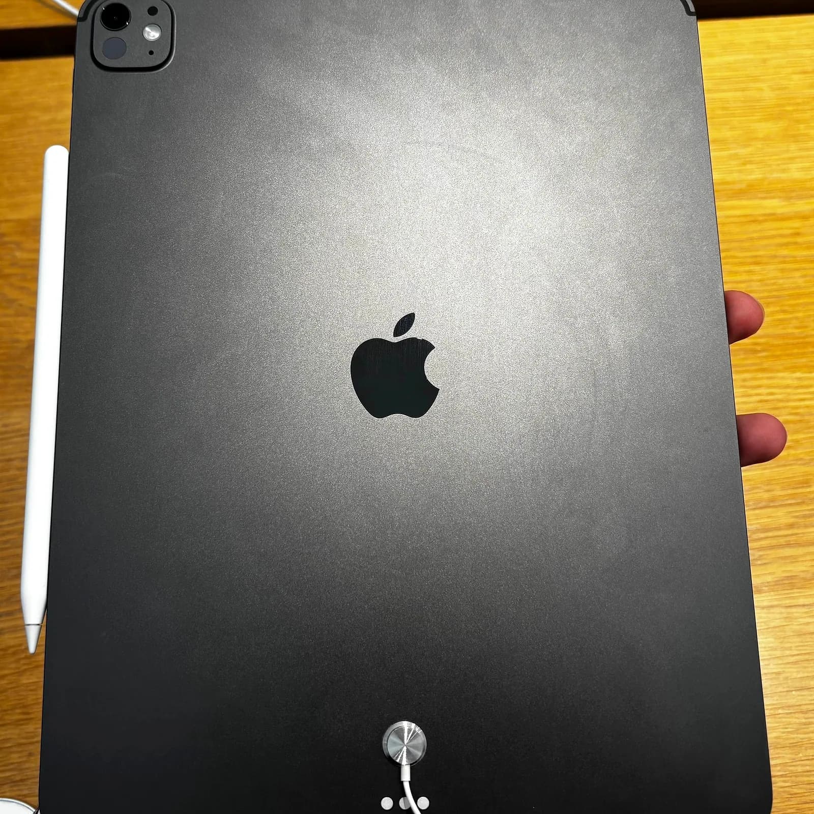 iPad Pro de 13 pulgadas en negro espacial, vista trasera