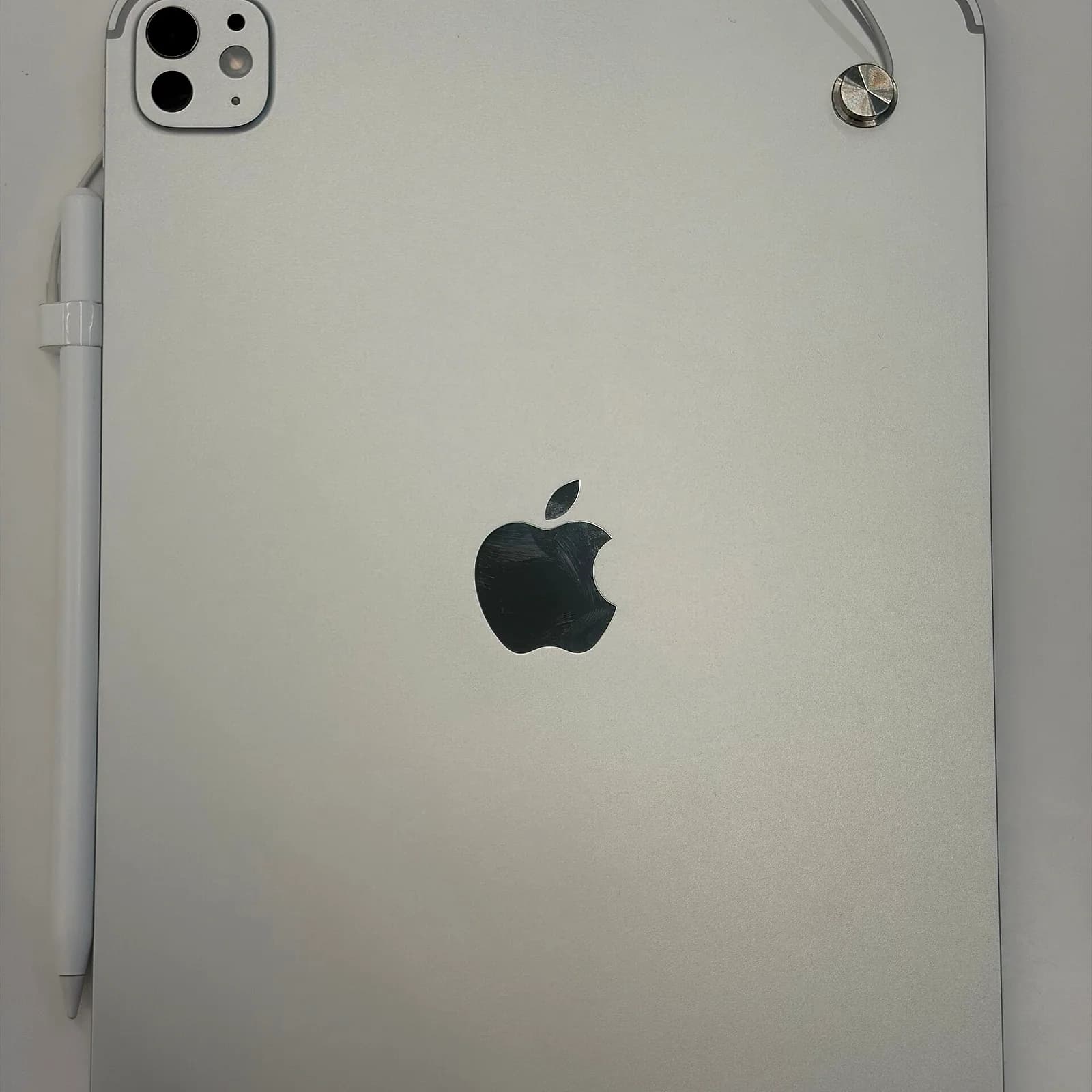 iPad Pro de 11 pulgadas en color plata con Apple Pencil Pro