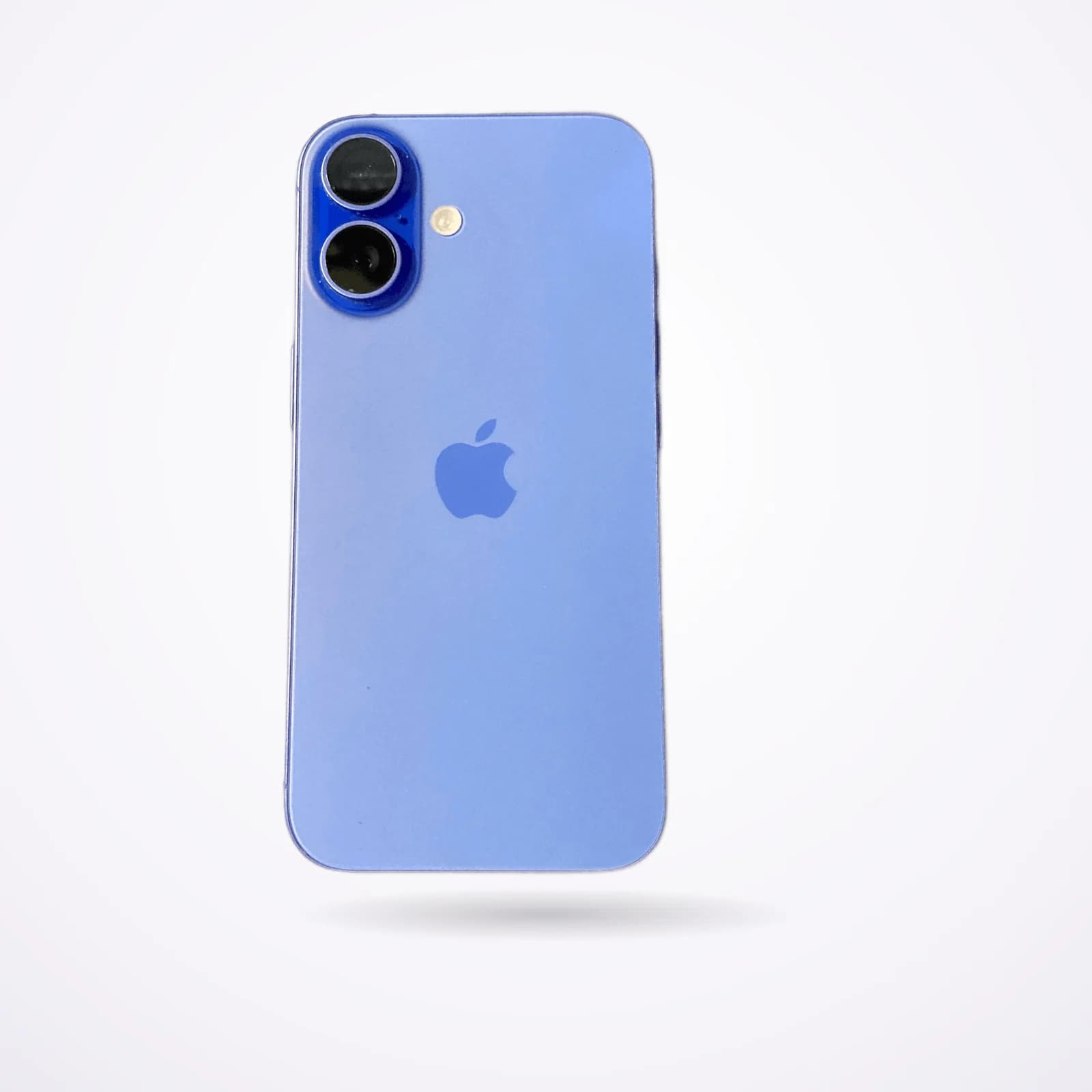 iPhone 16 en color ultramarino, vista trasera