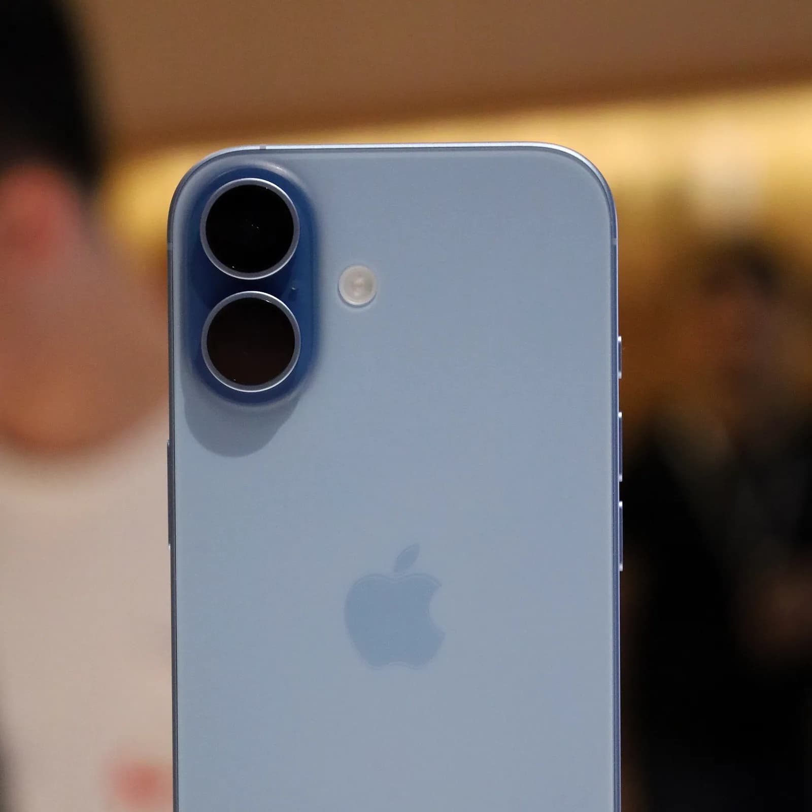 iPhone 17 en color azul neblina, vista trasera