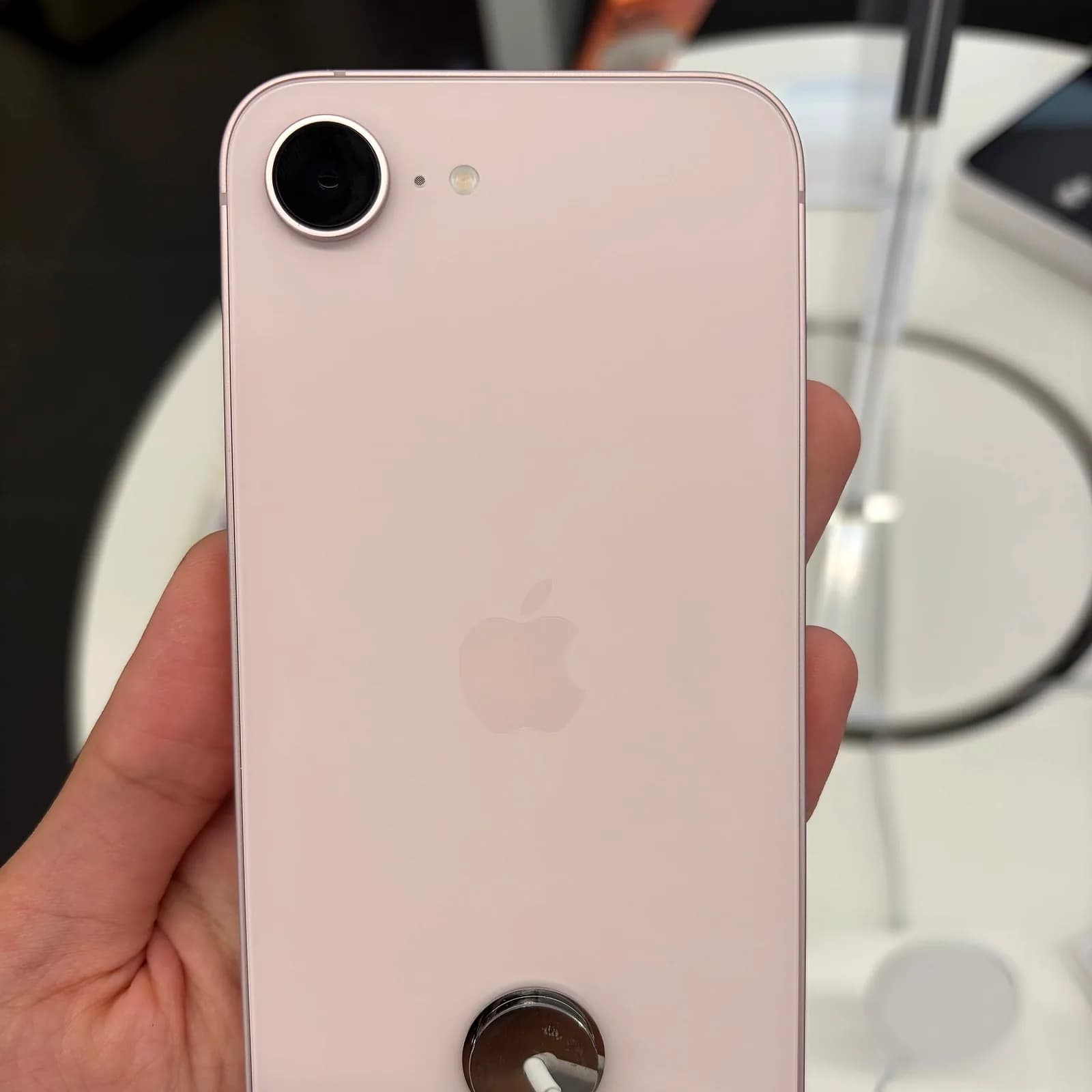 iPhone 17e en color rosa pálido, vista trasera