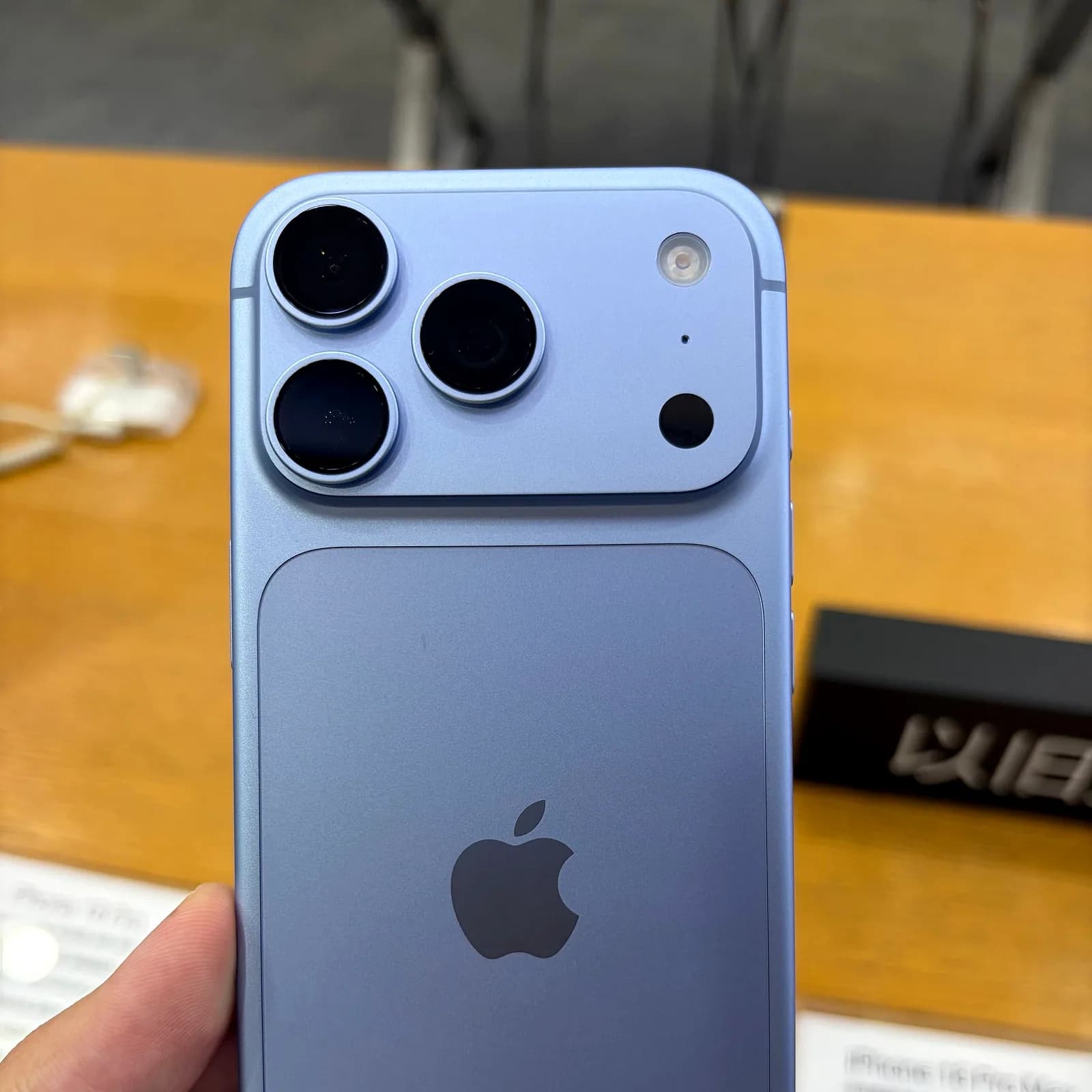 iPhone 18 Pro en color glaciar, vista trasera