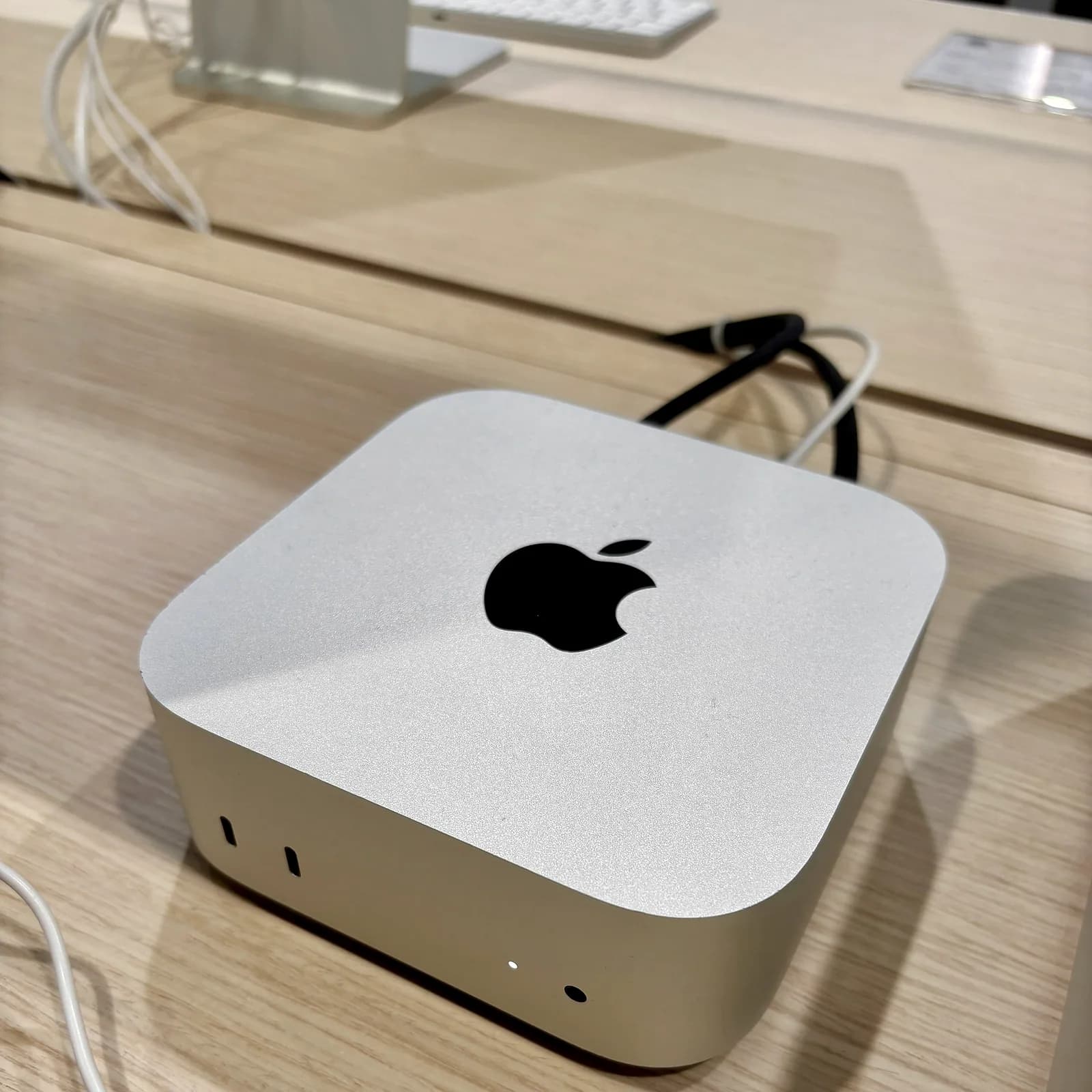 Mac mini sobre una mesa