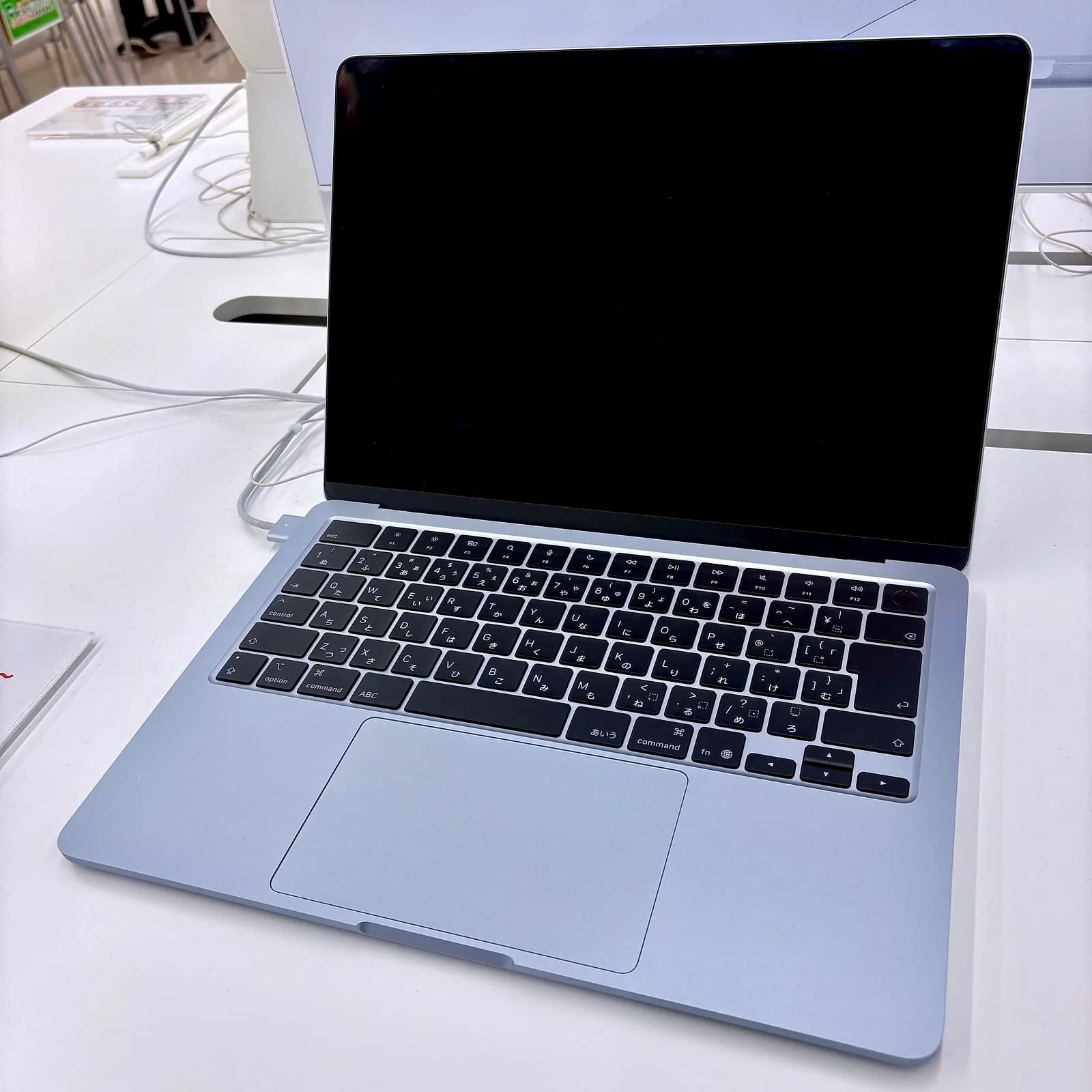 MacBook Air en color azul cielo, abierto