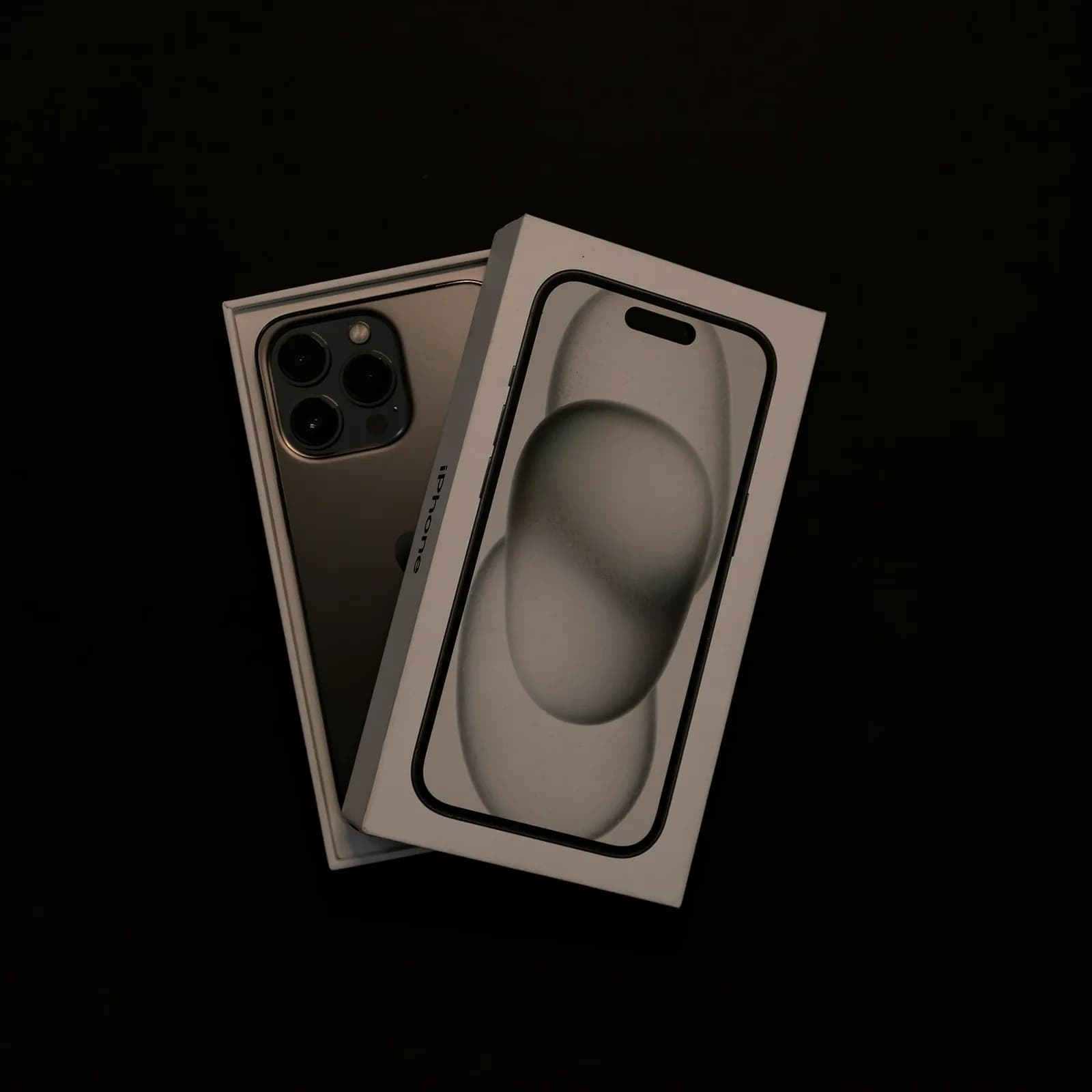 iPhone Pro junto a su caja
