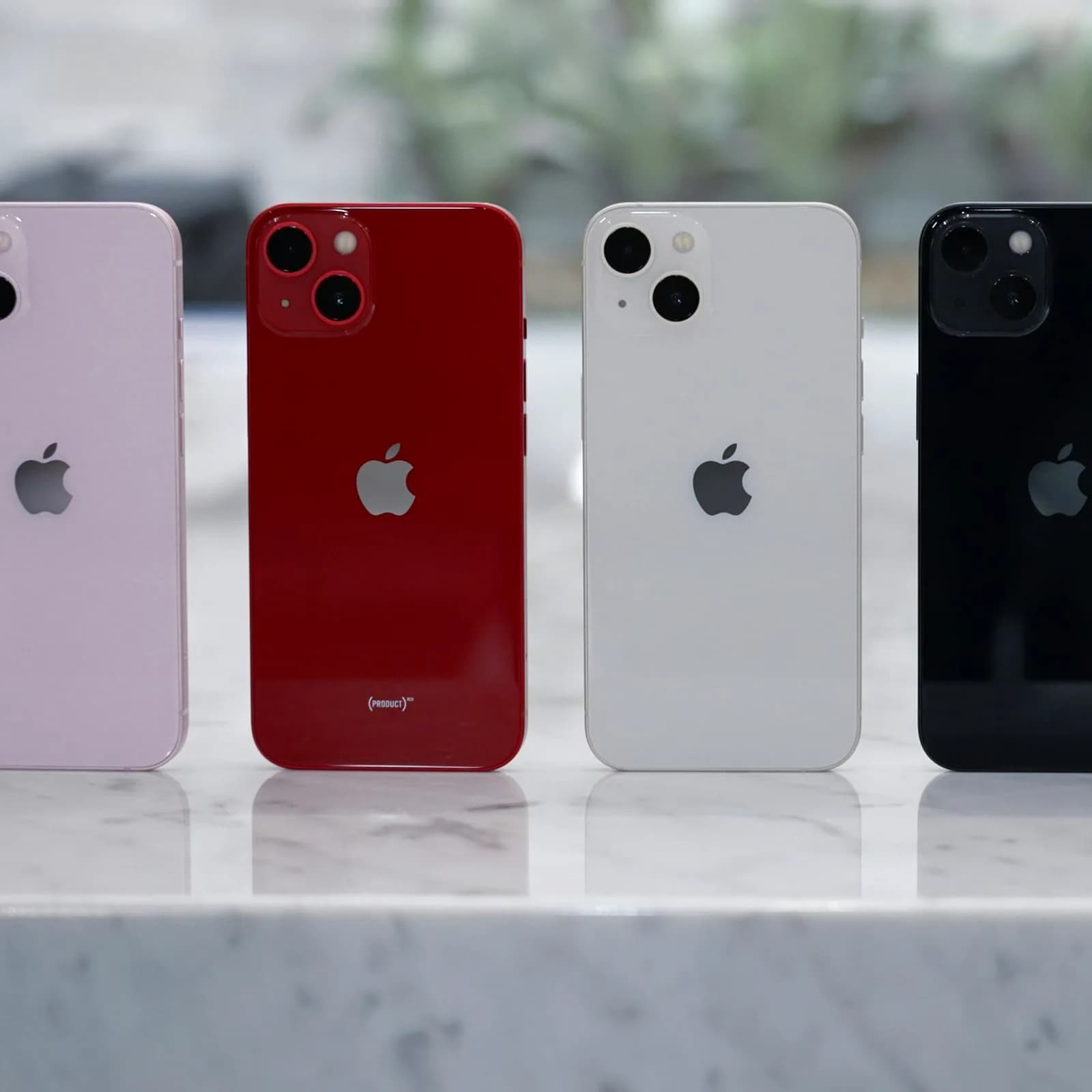 Varios iPhone de colores en fila