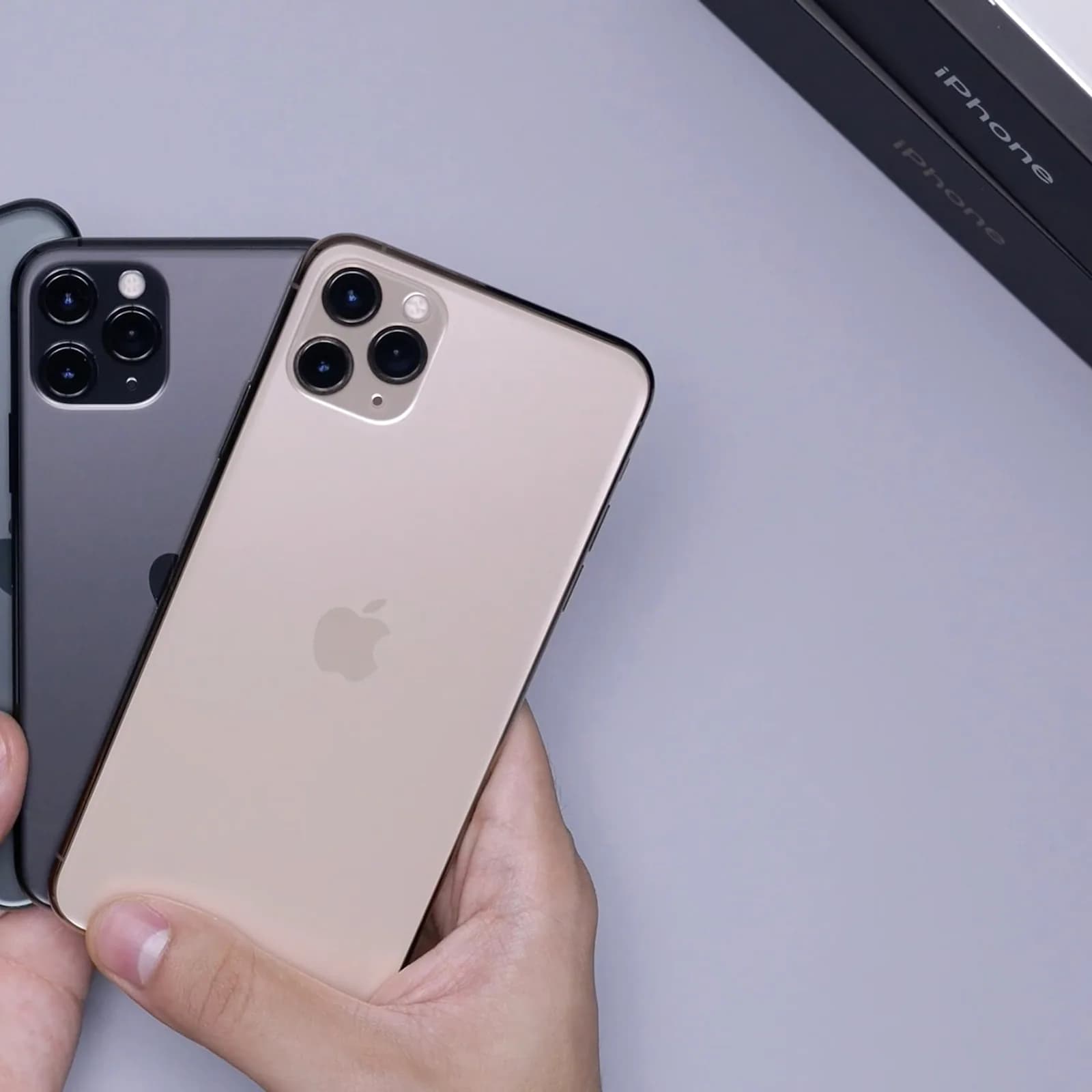 Cuatro iPhone Pro sostenidos en la mano